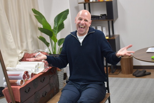 青山一丁目の英会話体験レッスンで話すイギリス人ネイティブ講師