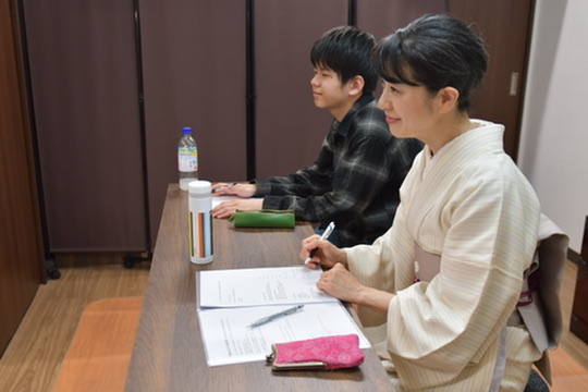 英会話グループレッスンで真剣にレッスンを受ける生徒さん達