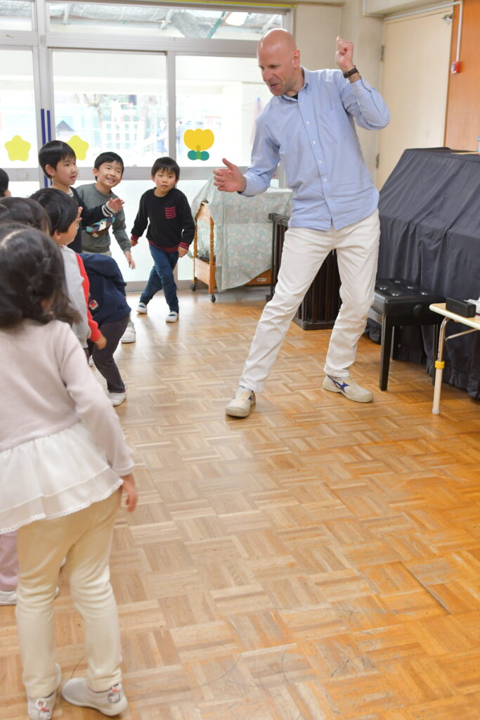 巣鴨子ども英語教室ウェインズ・キッズのレッスン風景（ダンス）