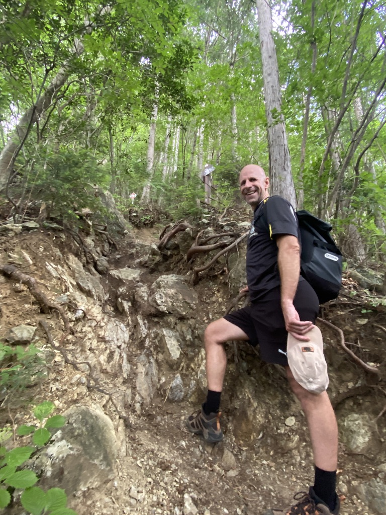 登山をする英会話講師ウェイン