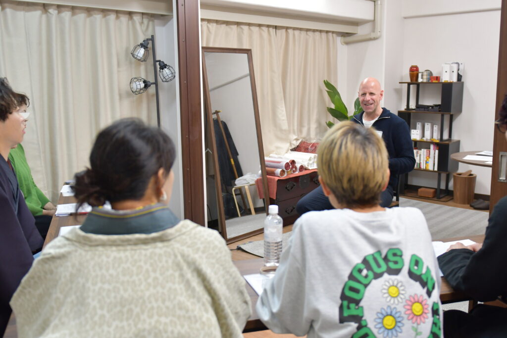 先生の話を聞く英会話レッスンの生徒たち