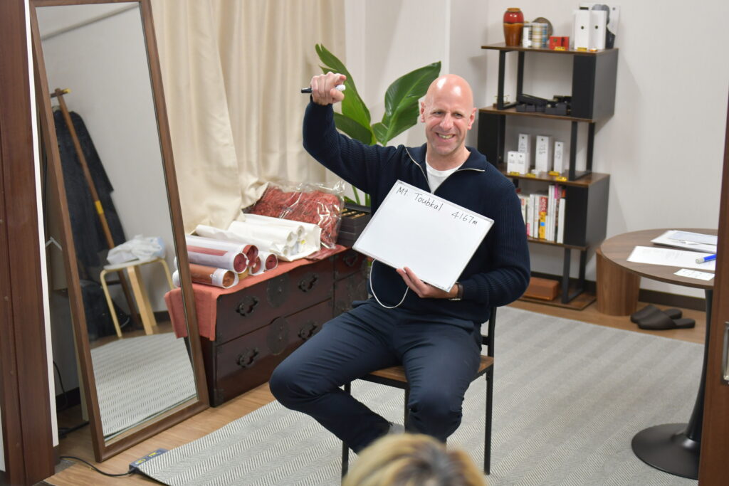 英会話レッスンでクイズをするウェイン講師