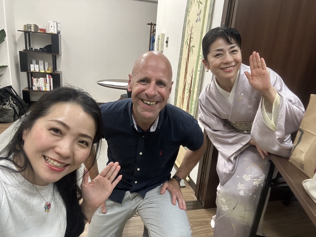 ウェインズイングリッシュ青山校の大人クラスの生徒と先生